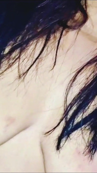 Indiana Menina Está Dedilhando Sua Buceta E Massageando Sua Buceta E Pressionando Seus Peitos.