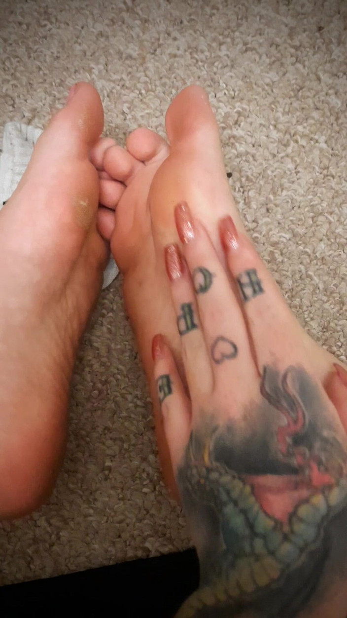 Yourfavecumslut: Examen des chaussettes blanches en sueur et des pieds