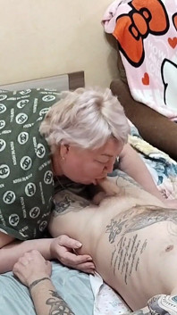 사위의 자지를 빨고 사정하는 시어머니