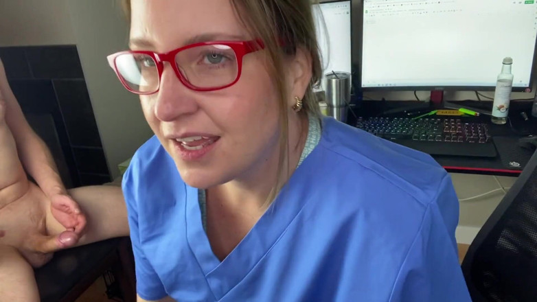 Avril Showers: Doctoriță matură sexy umplută cu spermă de pacient în timpul examenului...