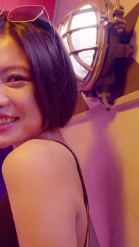 Show personale di una sexy ragazza asiatica