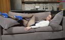 Pantyhose me porn videos: Brunetă drăguță Kamilla tachinând în fustă mini și colecția de ciorapi