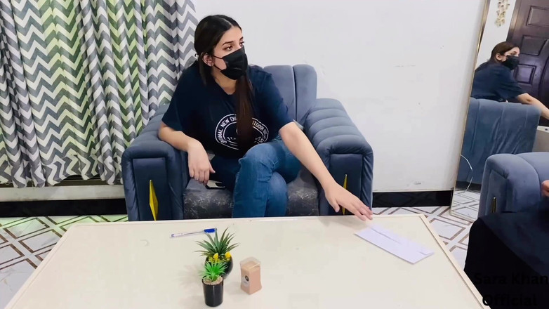 Sarakhan: Une patronne à gros cul baise son employée de bureau