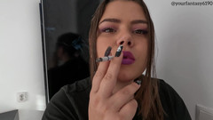 Your fantasy studio: Prim-plan fumând cu ruj violet