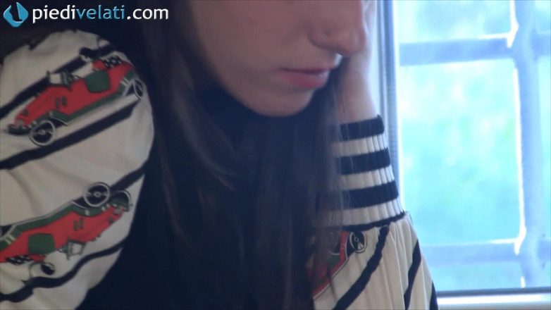 Foot Fetish HD: Юная брюнетка Bianca принимает высокие каблуки со своих ступней