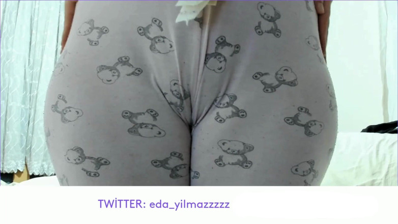 turk_milf_porno: Camel toe - close up pakai piyama