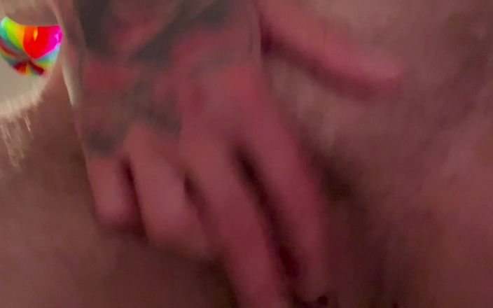 Baby dick production: Une trans excitée se fait baiser par une baguette, vibromasseur