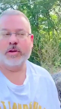 Mój przyrodni tata strażak dobrze się bawi, podczas gdy filmuję go spermę