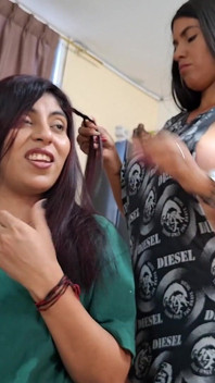 Kawan-kawan yang bertetek besar dan bengkung berkongkek lesbian buat kali pertama, menjilat pepek antara satu sama lain