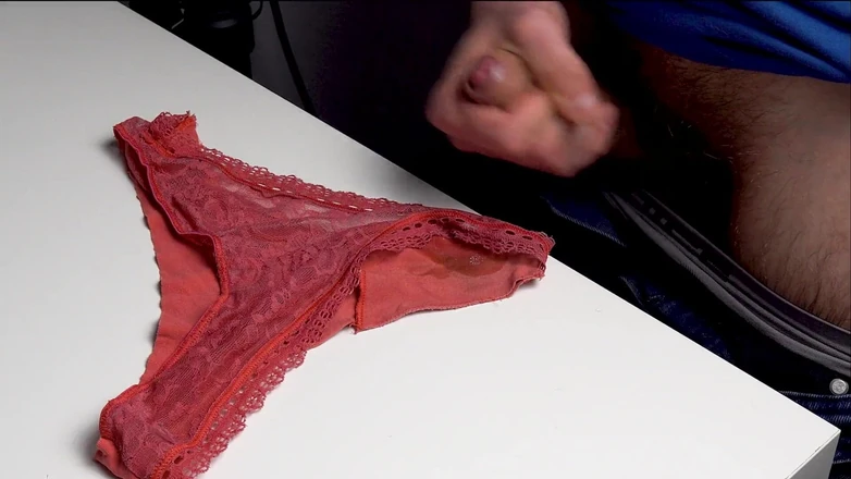 NoelDero: Я украл грязные трусики моей сводной сестры и тайно мастурбировал на них, пятна в моей сперме