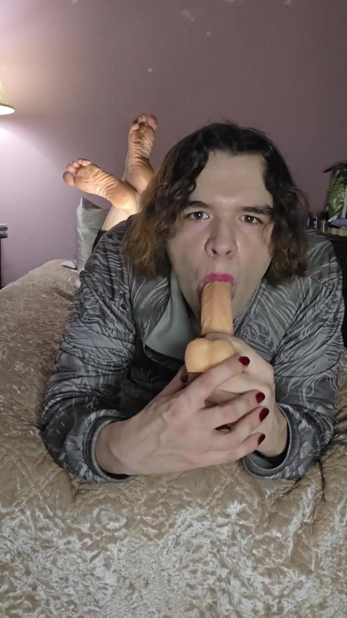 Miss Dimples: Небинарий фембой делает тренировку глотки во время выполнения "позы"