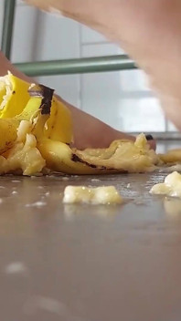 Schiaccia le banane come il tuo cazzo