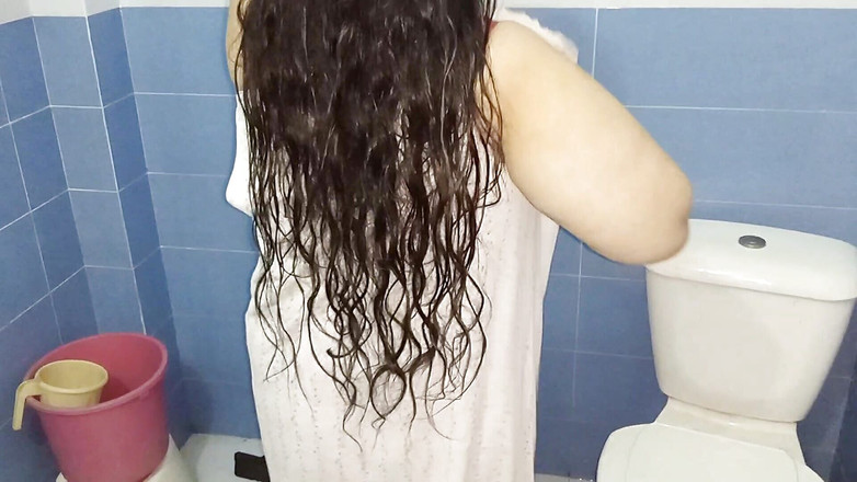 Netu: Prachtige bbw Desi sexy mollige Bhabhi Netu naakt badend met...