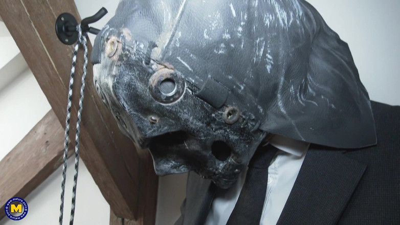 Mature NL: Mamma bollente si trasforma in una mamma zombie e scopa...