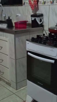 La criada tenía su culo usado mientras lavaba los platos.