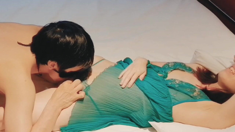 kawasakiBK: Una donna sposata snella e carina in lingerie sexy verde...