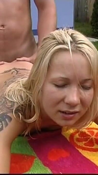 Une belle baise dans le jardin avec une jeune nymphomane blonde qui prend une bite avec le désir