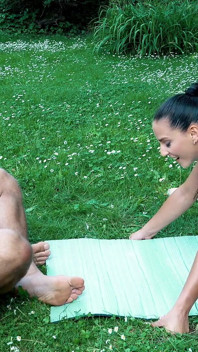 Nacktes yoga mit stiefbruer wird zu sex im freien