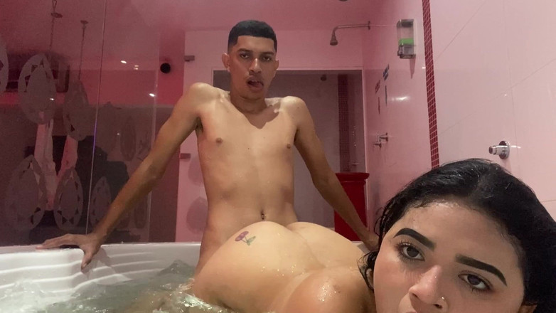 Yohamedi: Ngentot saudara tiriku di jacuzzi