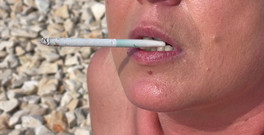 Aqua Pola: Fumare sigarette sulla spiaggia di giorno e al tramonto.