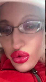 Aptal kadın kılıklıma dönüş - lip - findom goaldigger tarafından güzel yüze takıntılı klip için emiyor