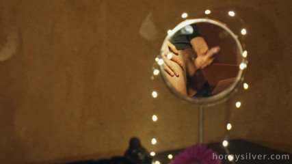 Jerking studs: Round mirror