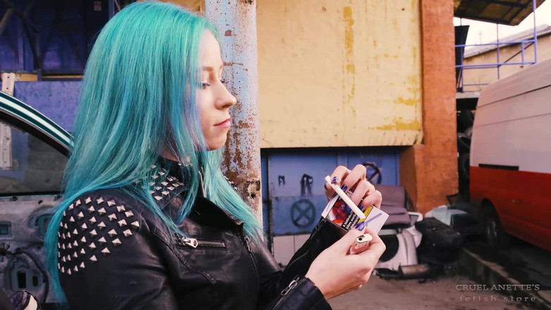 Cruel Anettes fetish world: बर्बाद करने वाले यार्ड में धूम्रपान