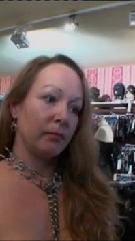 Les seins d'une blonde humiliante serrent dans la cage