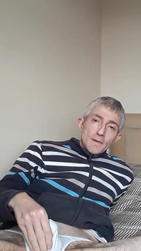 Masturbuje v topu v teplákách.