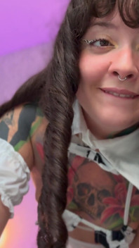 Gigante menina ama pequenos caras e peidos no rosto