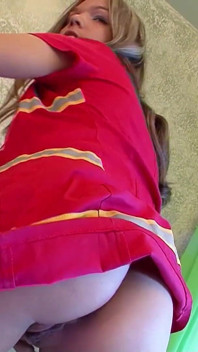 Com tesão bombeiro Angel Baby é fodida por residente enquanto está de plantão