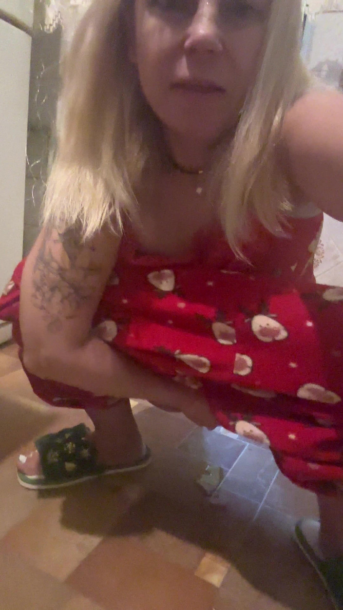 LarisaCum: Я Делаю Сприц Прямо На Кухне Возле Печки И Я Возбуждена И Мой Киски Сок Везде