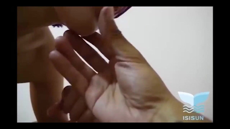 Isis Sun: Cha dượng của tôi làm cho tôi phun nước và...