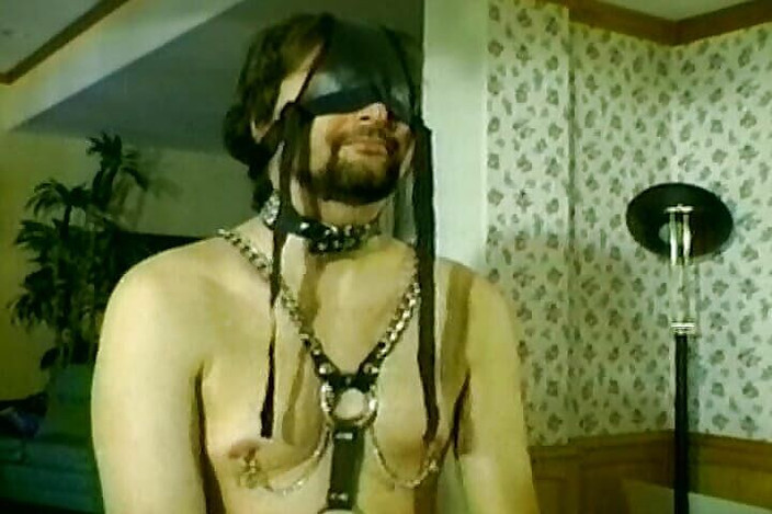 Lovers Of Vintage: Der typ wird von domina-mädchen gefesselt und bestraft