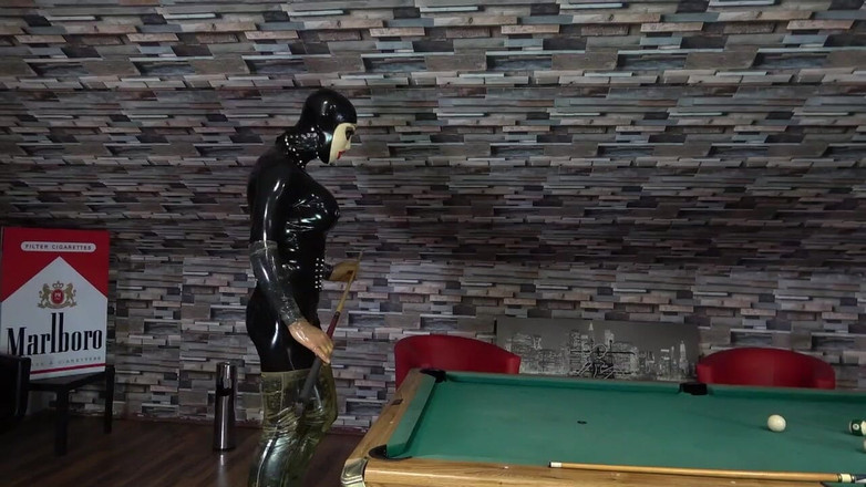 NM fetish femdom videos by Princess Nikki Cruel: Matură sexy incitantă îndesând un băț de mers pe jos în sclavul...