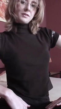 포르노스타가 되고 싶어하는 털이 무성한 Kitty