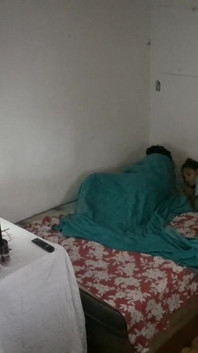 Odaya girdim, üvey kızım Flamengo maçını izliyor ve karımın yanında onunla seks yaptım