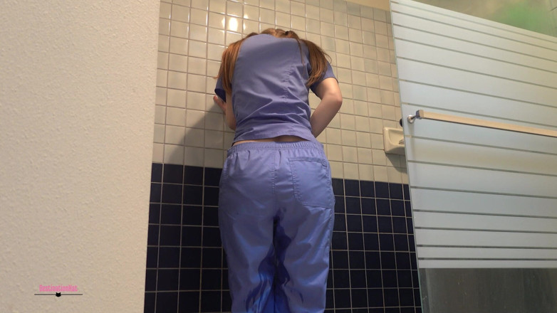 Destination Kat: Pissig in Scrubs