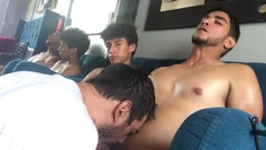 Tyst rak hunk är i behov av en bra avsugning och tar sin vän med sig.