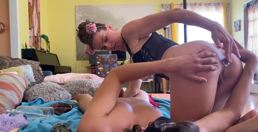 VibeWithMommy: Aller-retour avec la chatte de poche et les choses réelles.