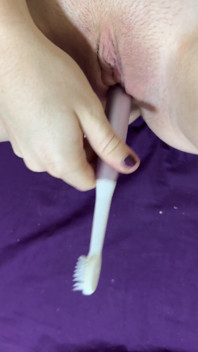 Sikat gigi elektrik digunakan sebagai vibrator dan dildo
