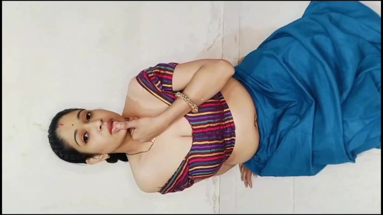 YourUrfi: Maal, bhabhi indienne sexy, se doigte la chatte et pisse