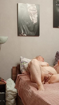 Macecha masturbuje velkou masitou kundičku k orgasmu