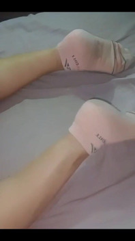 짧은 양말과 꼬리에 발을 보여주는 Medi