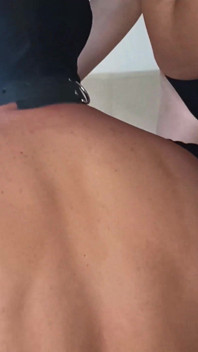 Uma esposa e marido bissexual dão a um convidado um rimming. Eles comem esperma. Série 21832