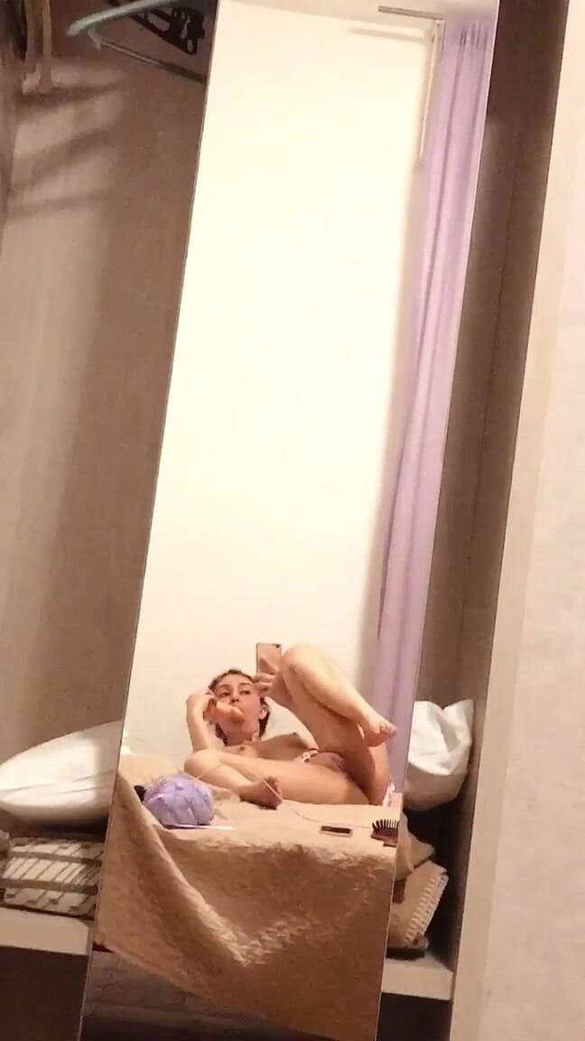 Dolls Cult: Mel和我在我们的酒店房间里