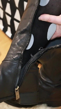 Polka Dot Tights & Boot mengusik dalam pakaian mini hitam