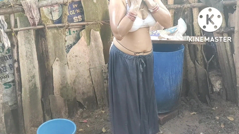 Anita yadav: Ibu rumah tangga India mandi di luar ruangan yang indah