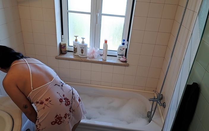 Horny as fuck: Latina esposa chama faz-tudo para consertar a banheira