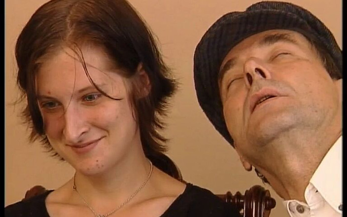 Videorama: 小さな胸、白い肌、そして典型的なドイツのアマチュアカップル